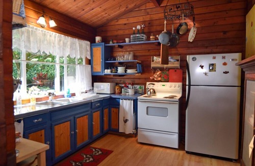 Honokaa Cottage | Cottage on a 3 acre estate, spa, fireplace, cozy, park like setting, fruit trees
