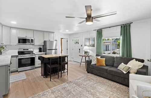 Loomis Cottage | Cottage on King: Stylish and comfortable in the country!