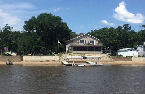 Guttenberg House | Cottage on Mississippi River-On the Water!
