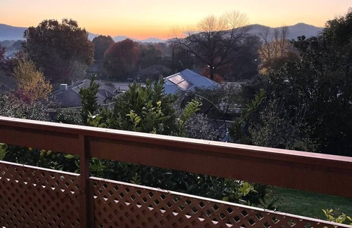 Myrtleford House | Cottage on The Hill S