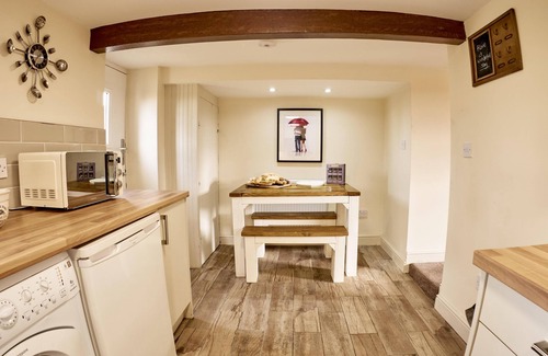 Belthorn Cottage | Cottage-Premium-Private Bathroom