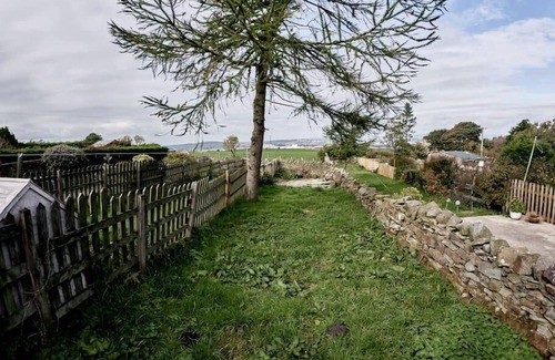 Belthorn Cottage | Cottage-Premium-Private Bathroom