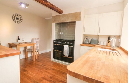 Honley Cottage | COTTAGE ROUND T'CORNER, pet friendly, with open fire in Honley