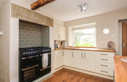 Honley Cottage | COTTAGE ROUND T'CORNER, pet friendly, with open fire in Honley