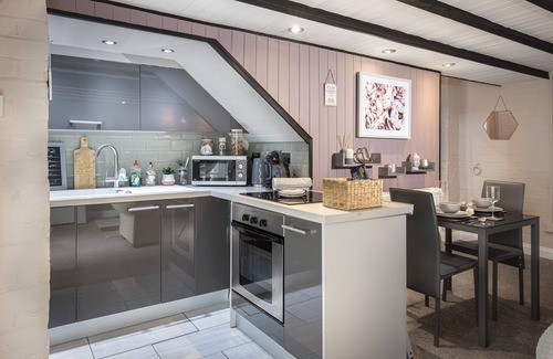 Lytham St. Anne's Cottage | Cottage - Sleeps4 - PetFriendly - Garden - ByBeach