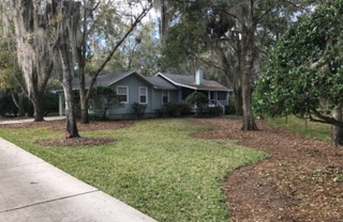 Doctors Inlet House | Cottage Under Majestic Oaks Near The Banks Of The St Johns River-Pets Welcome