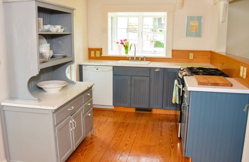 Oak Bluffs Cottage | Cottage w/ distant WATERVIEW, 0.2 miles off Circuit Ave, quiet & private