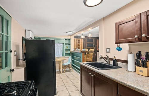 Ardentown House | Cottage w/King Bed & Private Backyard ~ Dogs OK