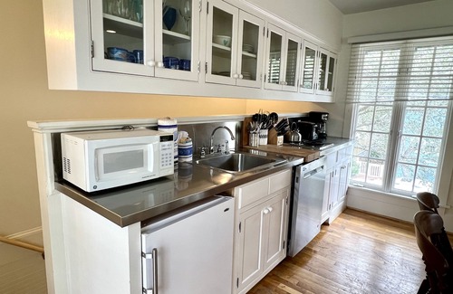 Wiregrass Meadows House | Cottage w/Prime Location 4 Mins to Beach in Seaside, Porch + 2 Adult Bikes