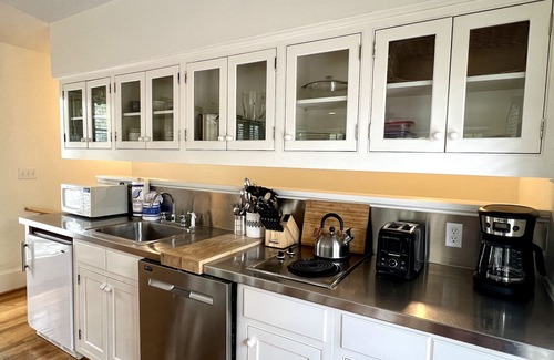 Wiregrass Meadows House | Cottage w/Prime Location 4 Mins to Beach in Seaside, Porch + 2 Adult Bikes