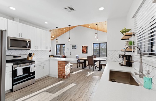 Evans Churchill House | Cottage with BBQ & Hot Tub
