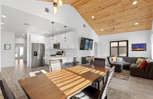 Evans Churchill House | Cottage with BBQ & Hot Tub