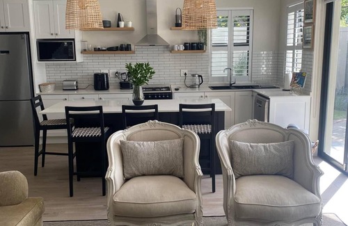 Constantia Cottage | Cottage with beautiful Mountain Views and a pool