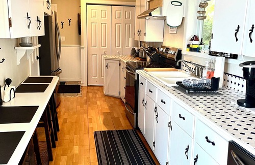 Mallorytown Cottage | Cottage With Private Dock in The 1000 Islands. Pet Friendly.