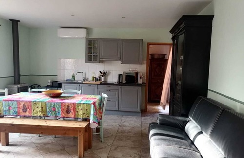 Pertuis House | Cottage with private garden in wooded property with swimming pool