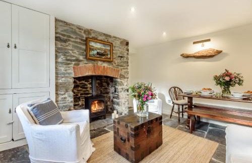 Salcombe House | Cottages in Tranquil Hamlet