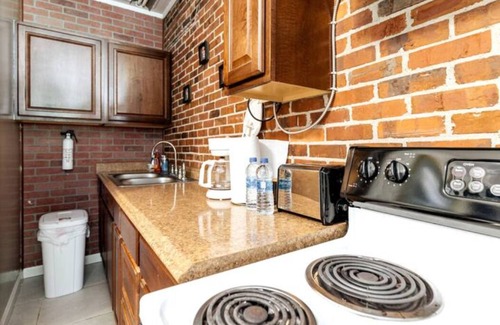 Tallahassee House | Cottages @ Lake Ella - Bungalow 1bd1b/kitchen