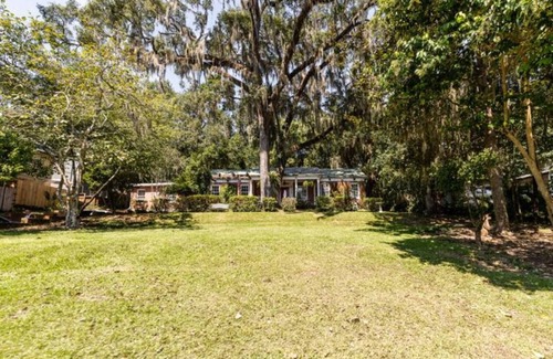 Tallahassee House | Cottages @ Lake Ella - Bungalow 1bd1b/kitchen