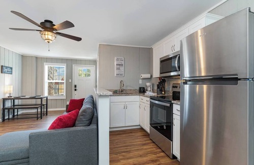 Atlantic Beach House | Cottages @ Pearl Beach -Walk To Beach- Suite D