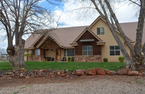 St. George House | Cottonwood Crossing Retreat 7 King Bedrooms, SLEEPS 36 PARKING GALORE