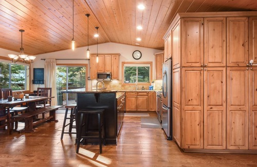 Tahoe Vista House | Cottonwood Place - Luxury, Hot Tub, Sleeps 10, Ski