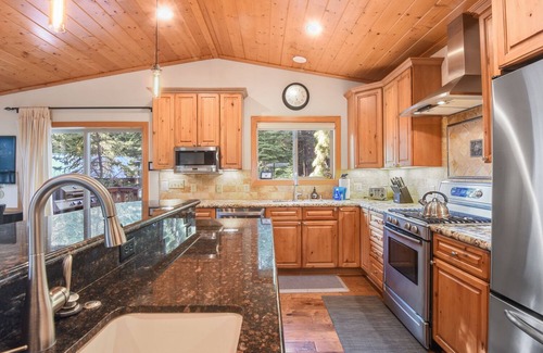 Tahoe Vista House | Cottonwood Place - Luxury, Hot Tub, Sleeps 10, Ski