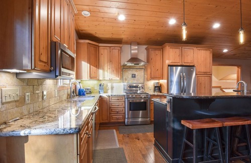 Tahoe Vista House | Cottonwood Place - Luxury, Hot Tub, Sleeps 10, Ski