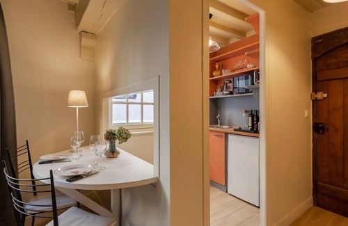 Honfleur Apartment | Couleur Corail Studio – Peaceful gem & shared yard – Central Honfleur