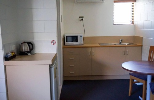 Ayr Hotel | Country Ayr Motel