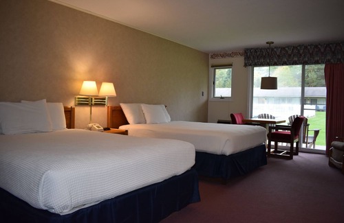 Thendara Hotel | Country Club Motel