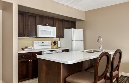 Oro-Medonte Apartment | Country Club Suite: King Bed, Jet-Tub, Pool, Gym