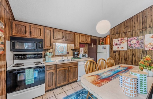 The Woods House | Country Comfort -wifi, fireplace, golf, pool access, deck