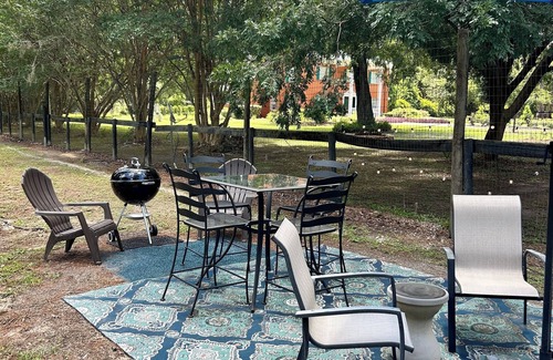 Williston Cottage | Country cottage. 2 bedroom/2 bath. Sleeps 4-8. Kitchen. Dining room. Grill.