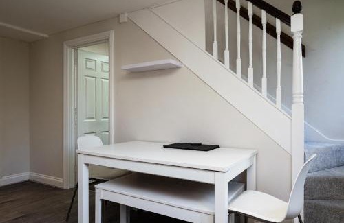 Upper Dicker House | Country Cottage 2BR with Hot Tub and Tennis Court