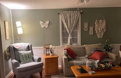 Cartersville House | Country Cottage - Butterfly Crossing