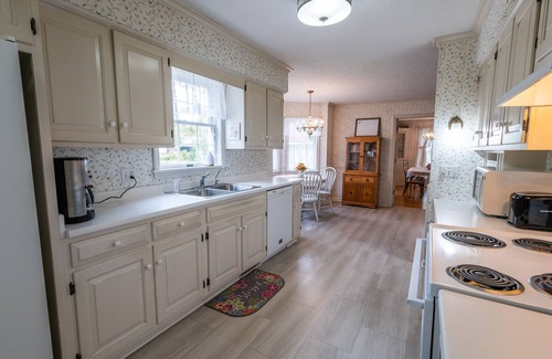 Apple Creek Cottage | Country Cottage, Offers a quiet peaceful getaway!
