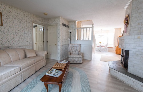 Apple Creek Cottage | Country Cottage, Offers a quiet peaceful getaway!
