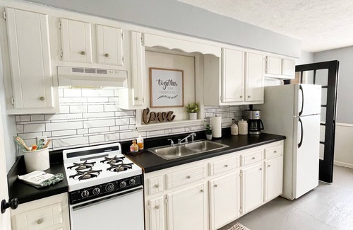 Mayhew Cottage | Country Cottage with fenced in backyard
