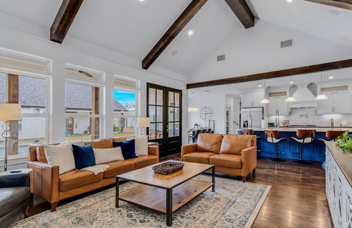 Lindale House | Country estate - pool, outdoor kitchen, home theater, game room, porches