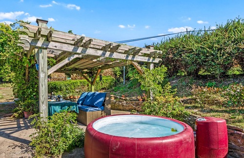Lenhartsville House | Country Farmhouse, Sleeps 8, Hot Tub