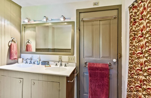 Lenhartsville House | Country Farmhouse, Sleeps 8, Hot Tub