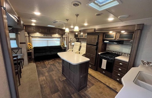 Nampa Apartment | Country Glamper with fireplace & hot tub