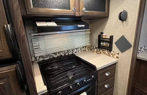 Nampa Apartment | Country Glamper with fireplace & hot tub