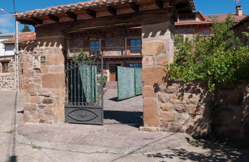 Barruelo de Santullan House | Country House 'Vielba' with Mountain View, Private Terrace and Wi-Fi