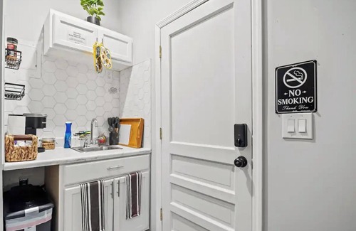 Doctors Inlet Apartment | Country home