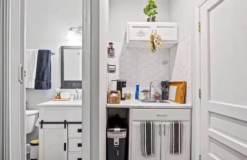 Doctors Inlet Apartment | Country home