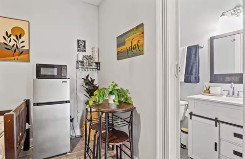 Doctors Inlet Apartment | Country home