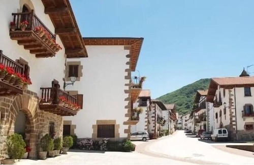Iraizotz House | Country House 'Apartamento Ll' with Mountain View, Balcony and Wi-Fi