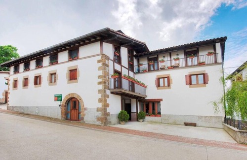 Iraizotz House | Country House 'Apartamento Ll' with Mountain View, Balcony and Wi-Fi
