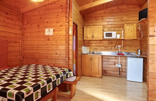 Hornos House | Country House 'Cabaña De Madera 2' with Mountain View, Shared Pool and Air Conditioning
